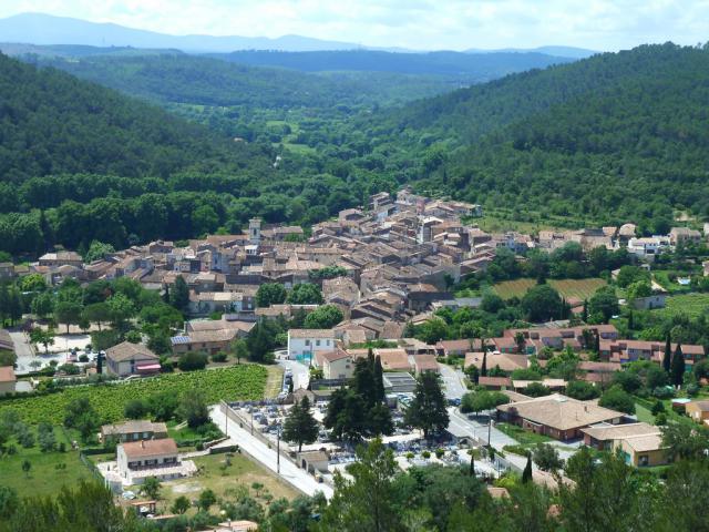 Village de Cabasse (Var - France) vu depuis la colline des Draboux.