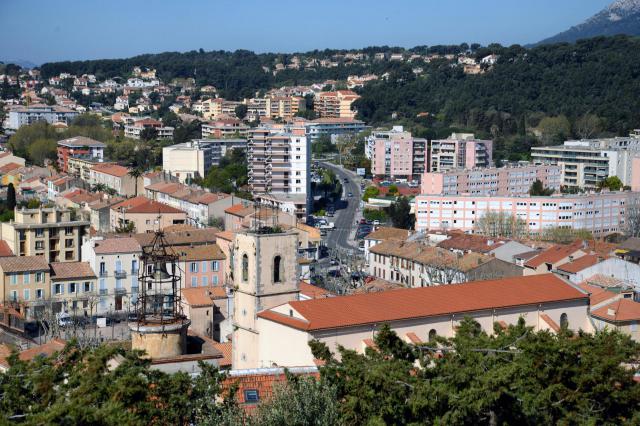La Garde, Var (Provence) - Vue des quartiers Ouest de la ville, depuis le promontoire rocheux où se trouvait l'ancien castrum