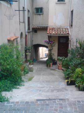chemin de la vielle ville de La Garde