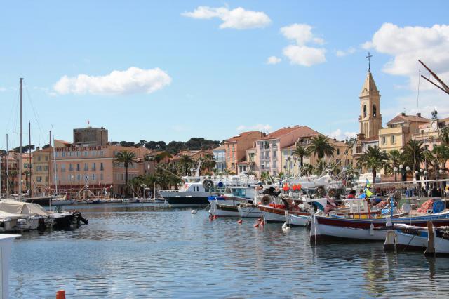 Vue de Sanary-sur-Mer (Var, France) ; le port, la tour romane et l'église.