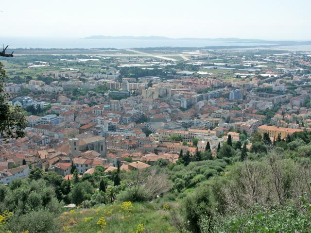 Hyères, vue prise du château en direction du sud. On aperçoit sur la gauche une partie de la vieille ville avec l'église Saint-Paul. En…