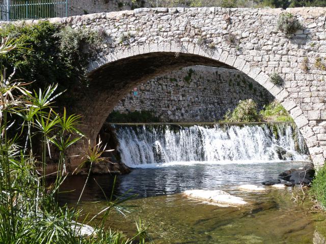 Ce pont permet de traverser la Reppe, à Ollioules. D'origine médiévale, c'était à l'époque un pont en dos d'âne.