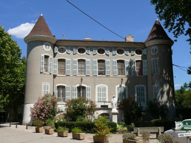Le château du domaine diocésain de La Castille à Solliès-Ville (Var, Provence-Alpes-Côte d'Azur, France).