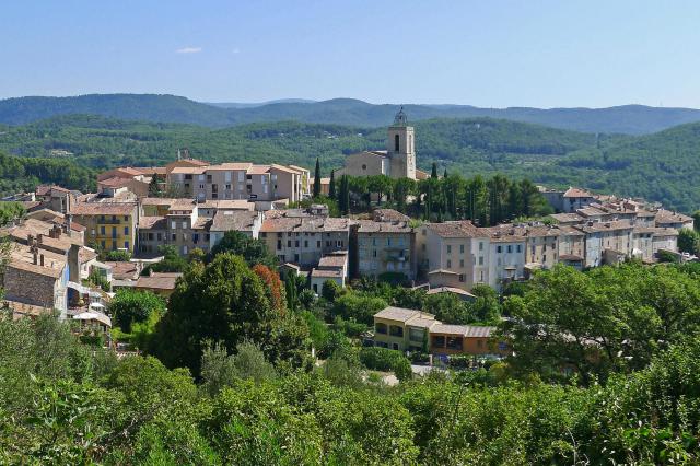 Vue du village de Flayosc depuis le chemin de la Colle