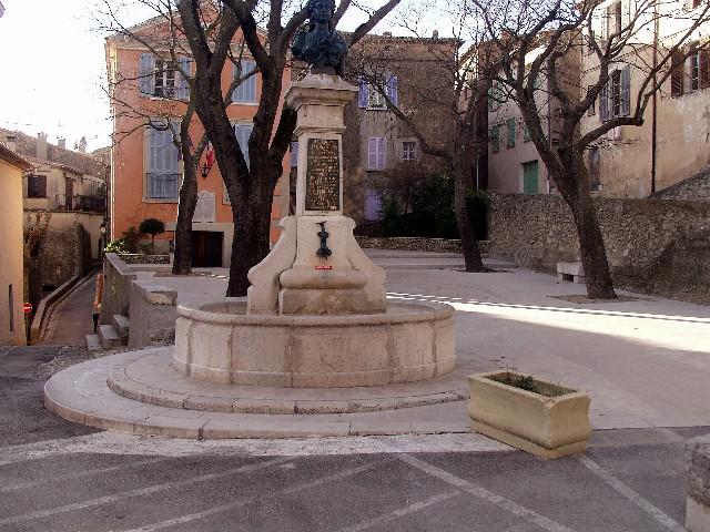 place du village. mairie et fontaine