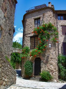 Place du Collier et début de la rue Agnely, Les Arcs sur Argens, France
