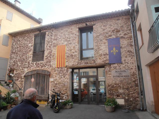 Var, Roquebrune-sur-Argens, Maison du patrimoine : Dans l'ancien garage municipal, une glacière du 17ème siècle a été découverte en 2002…