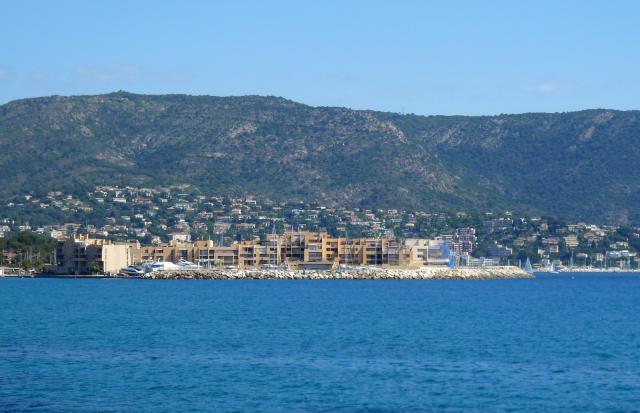 Port de la Favière, Bormes les Mimosas. Vue du Cap Bénat