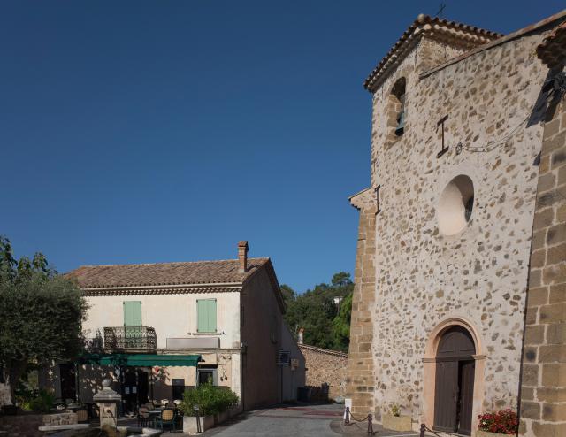 Les Adrets de l'Estérel, commune du Var. Place de l'église.