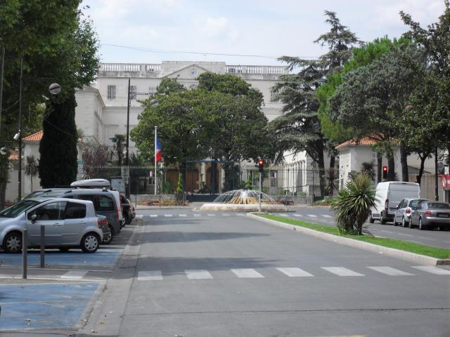 Sous-préfecture de Draguignan, vue depuis la fin des Allées d'Azémar.