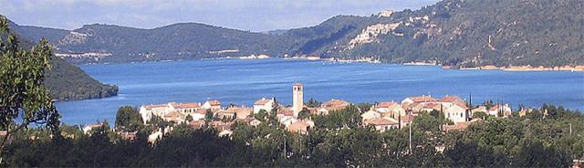 Le lac de Sainte-Croix : au premier plan, Les Salles-sur-Verdon ; au second plan, le village de Sainte-Croix.