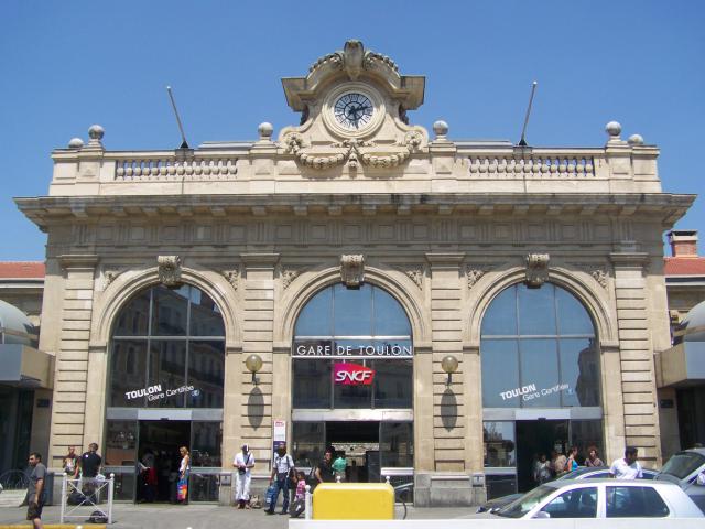 Vue de la façade de la gare de Toulon dans le Var.