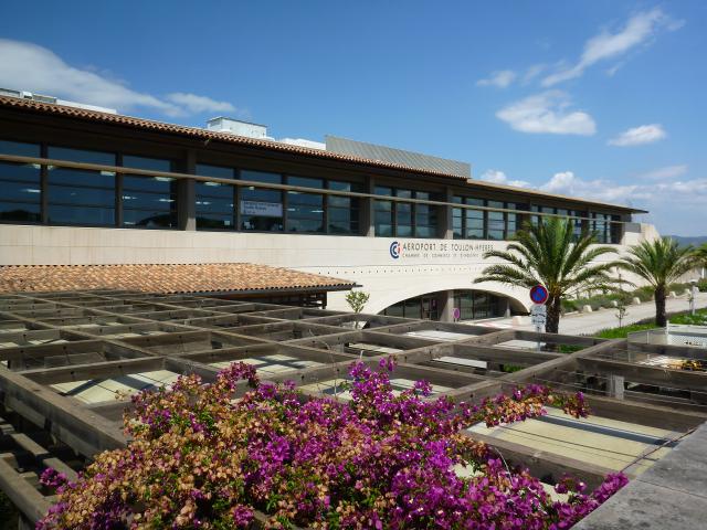 Main building on the civil part of the aéroport de Toulon-Hyères