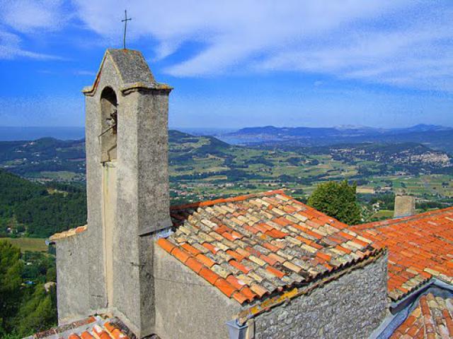 Le Beausset-vieux et son clocher.