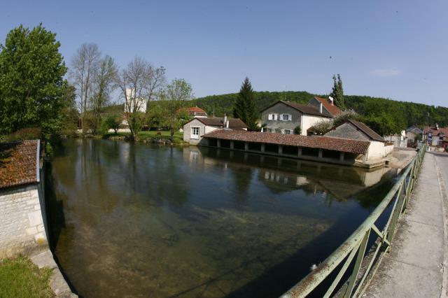 L'Aujon, le lavoir à Longchamp-sur-Aujon, Avril 2007. (photo : © Bertrand THIEBAULT)