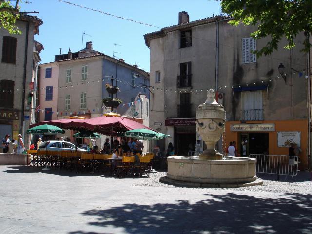 Place de la Mairie à Tourves, département du Var (France)