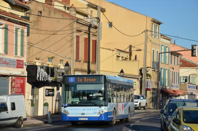 Heuliez GX 327 n°734 sur la ligne 8 du réseau Mistral de Toulon.