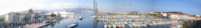 vue panoramique du port de La Seyne-sur-Mer (Var) et de son pont levant emblématique et inscrit M.H..