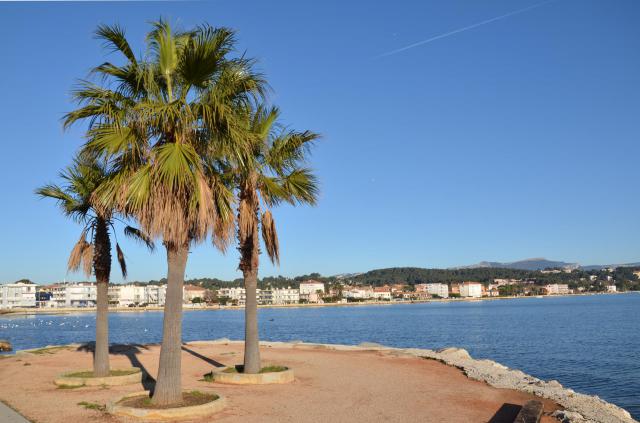 Vue sur la Corniche de Tamaris depuis les Sablettes. Ville de La Seyne-sur-Mer