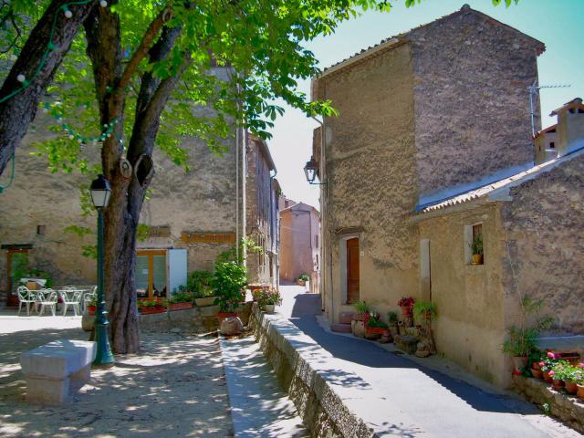 Une rue de Bagnols-en-Forêt, Var, France