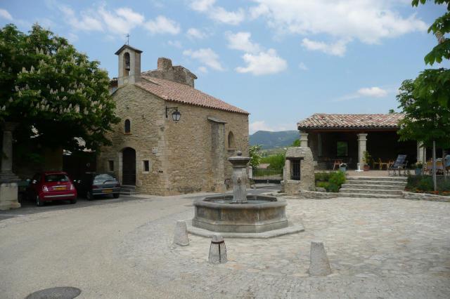 Place de la chapelle des 7 douleurs, à Faucon (Vaucluse).