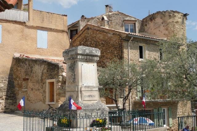 Mémorial de guerre à Puyméras.
