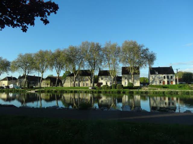 Maisons se mirant dans un bras/canal de la Seine à Méry-sur-Seine. Derrière moi, camping en évacuation...