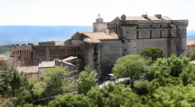 Le château de Gordes, France, vu du nord - castle in the village of Gordes, Vaucluse, France
