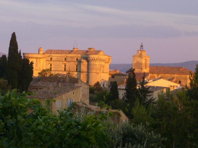 Château et église de Gordes depuis la route de Sénanque
