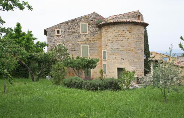 Construction sur les hauteurs de Saint-Roman-de-Malegarde (commune de Vaucluse)