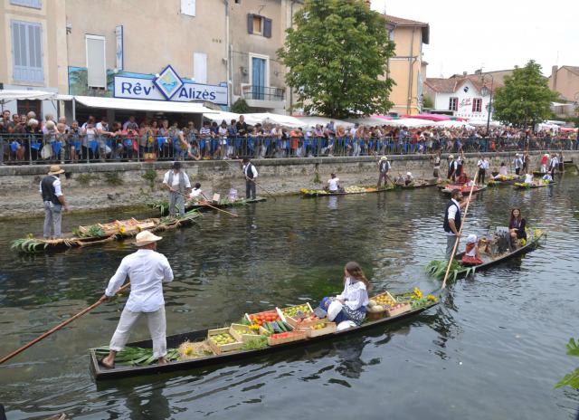 Marché flottant à L'Isle sur la Sorgue, sur des Négo-chins. Les vendeurs sont habillés en costume provencal