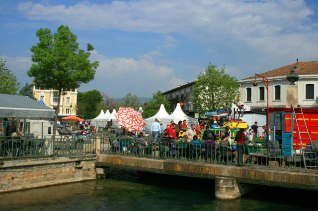 Vue du marché à l'Isle-sur-la-Sorgue