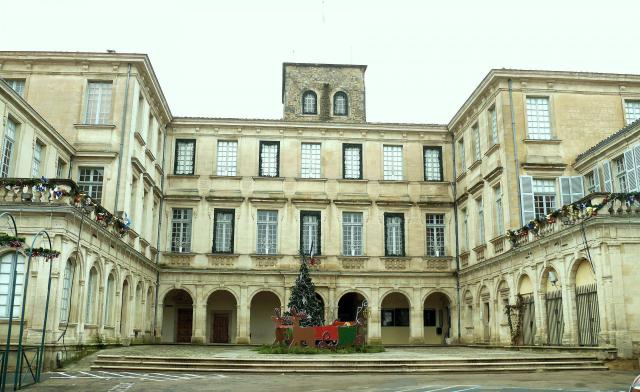 Valréas - Château de Simiane - Façade sur la place Aristide Briand