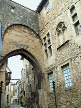 Valréas - Château de Simiane - Reste du château élevé vers 1446 par la famille Claret de Truchenu, ancêtres des Simiane