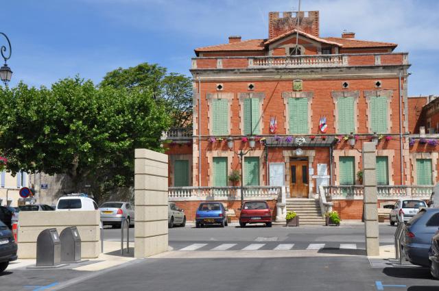 Mairie d'Entraigues sur la Sorgue depuis le nouveau parking