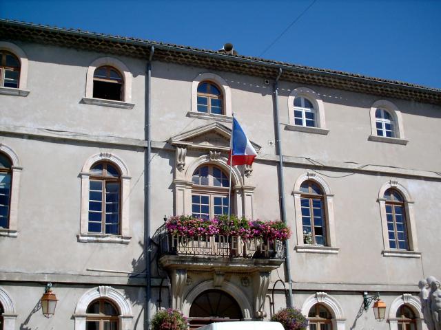 Vue de l'Hôtel de Ville de Monteux, installé dans un ancien hôpital.