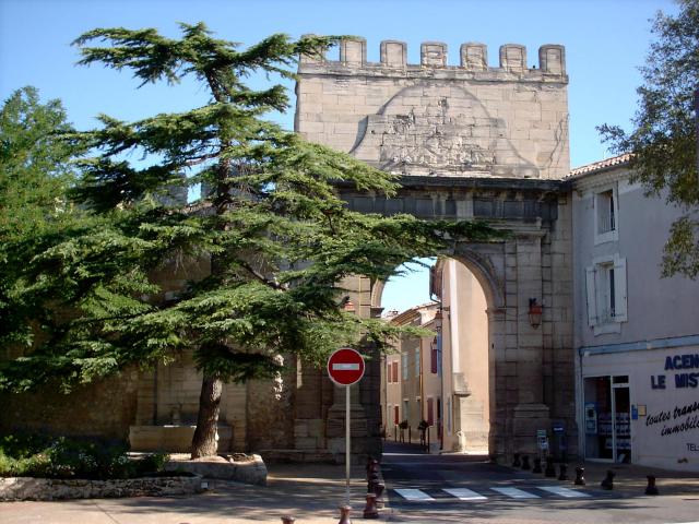Porte d'Avignon à Monteux, vestiges des remparts de la ville