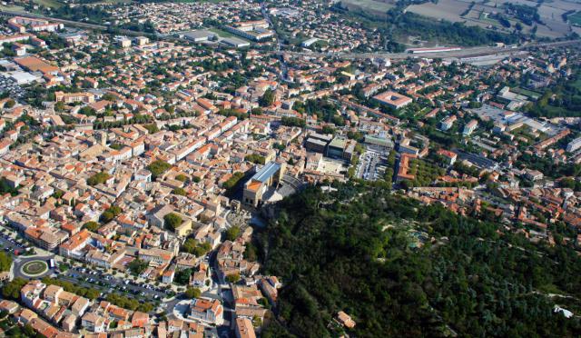 Une vue aérienne d'Orange sur le centre-ville côté ouest.