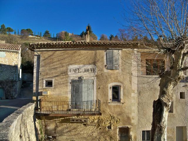 Ancien Café Jouve à Aurel, Vaucluse, France.