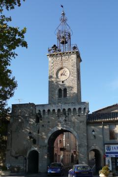 Porte de la ville et campanil du village Le Thor (Vaucluse)