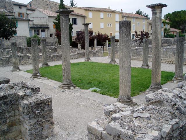 Roman domus at the archaelogical site in Vaison-la-Romaine, France. Photo by fi: Käyttäjä:Ohto Kokko