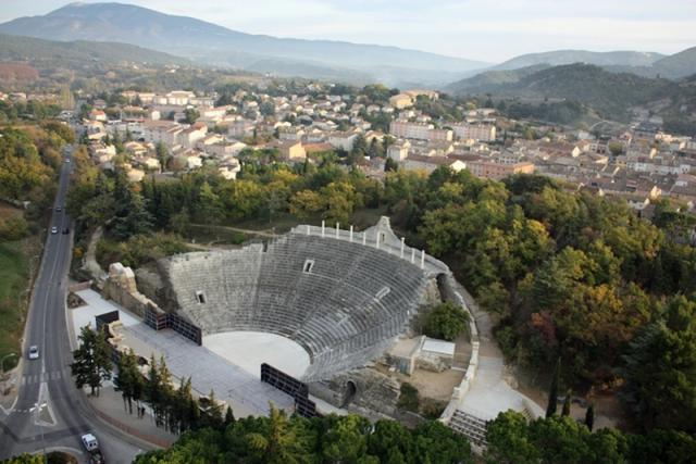 Vaison la romaine, le théâtre, Photo prise par ballon captif par Paul-Louis FERRANDEZ de la société MEROPS-Photo http://merops-photo.com