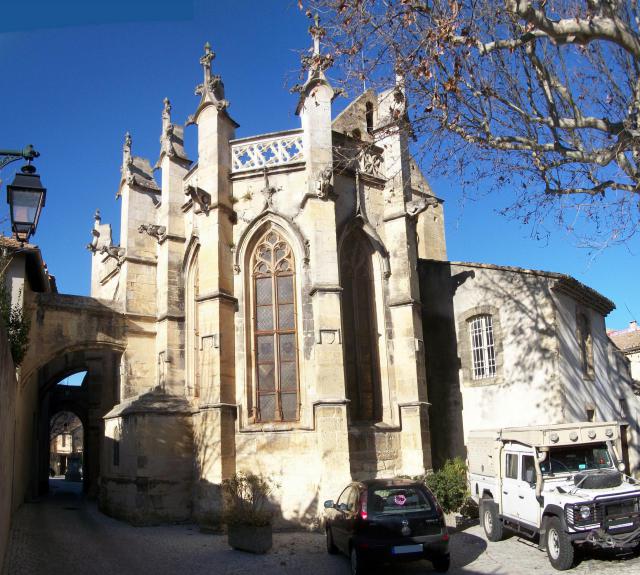 Village de Caderousse (Vaucluse, France). Arrière de l'église Saint-Michel et passage d'Ancézune. Photo panoramique assemblée à l'aide du…