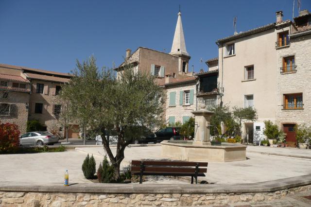 Place avec fontaine à Saint-Didier (Vaucluse)