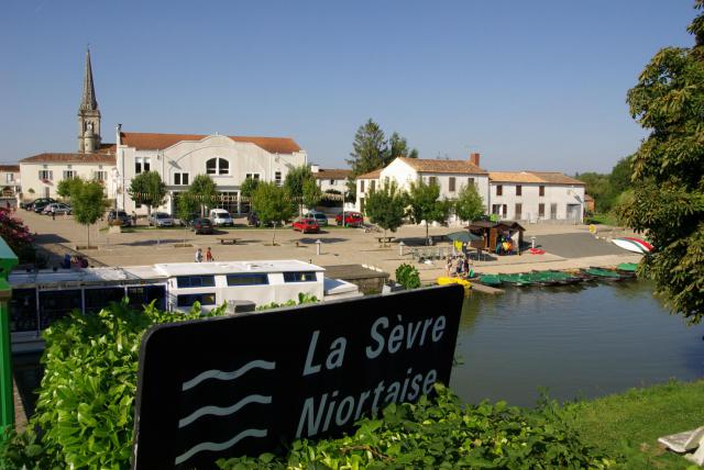Le port ou embarcadère de Damvix sur la Sèvre niortaise, dans le marais poitevin, en Vendée (France).