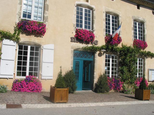 La mairie face à l'église.
