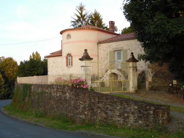 L'une des tours constituant l'ancienne enceinte fortifiée du Château-Neuf construite au XVè siècle par Arthur de Richemont.