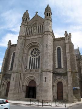 La façade de la basilique.