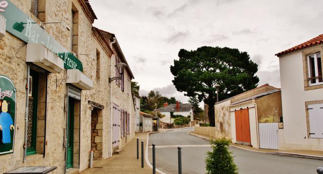Le bourg, Rue des tilleuls.