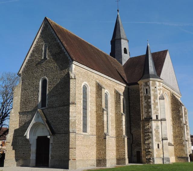 Église Saint-Jean-Baptiste, facade occidentale et transept sud avec une petite tour octogonale plus courte que le clocher